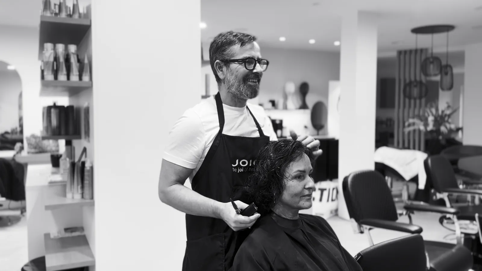 Fabio Greco knipt het haar van een klant in het salon